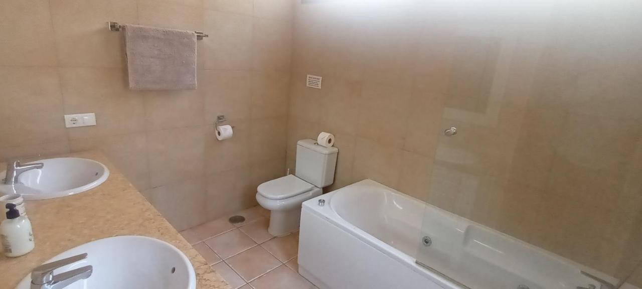 Beautiful, Spacious Villa, Heated Pool, Sleeps Eight, With Quality Furnishings Caleta De Fuste Exterior photo